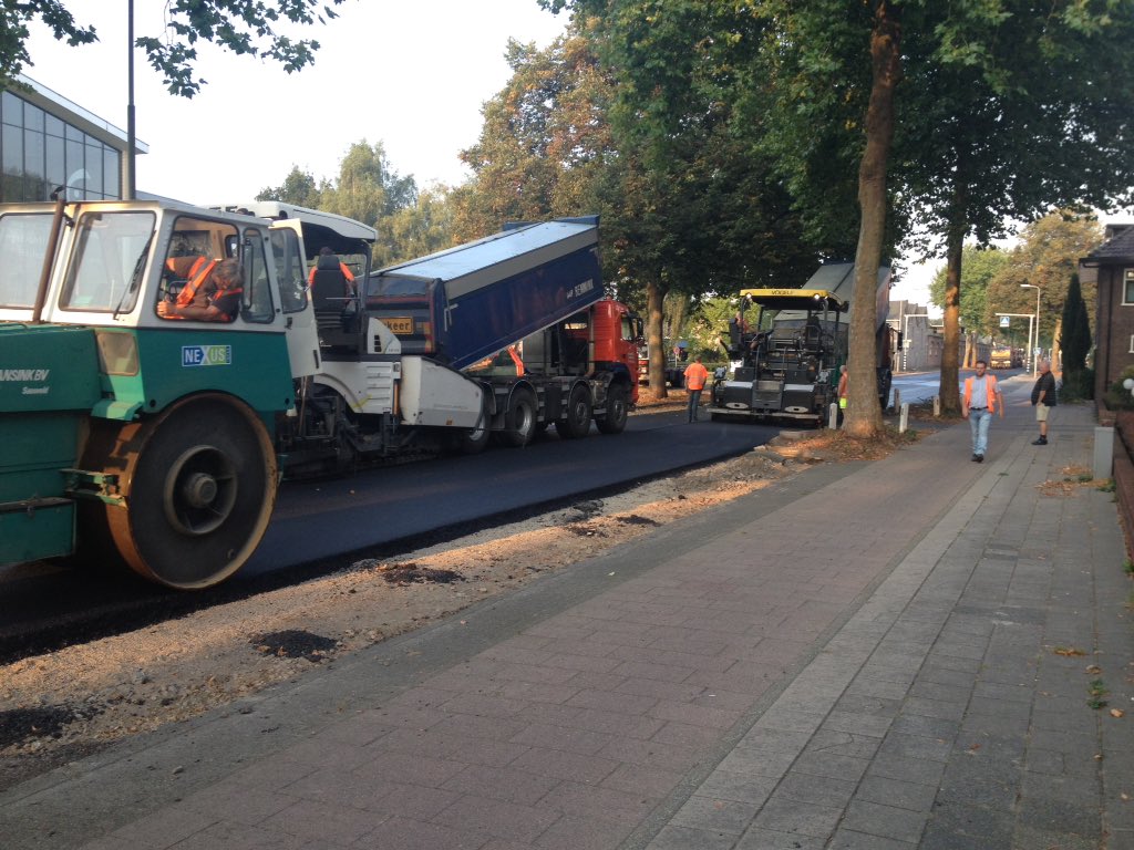 zuidema_a's tweet photo. @NexusInfra Grotestraat op schema #asfalt #Polyfelt PGM-B @LansinkBVgww @TenCate @ReefInfra @gemhellendoorn https://t.co/lqqeQ15j61