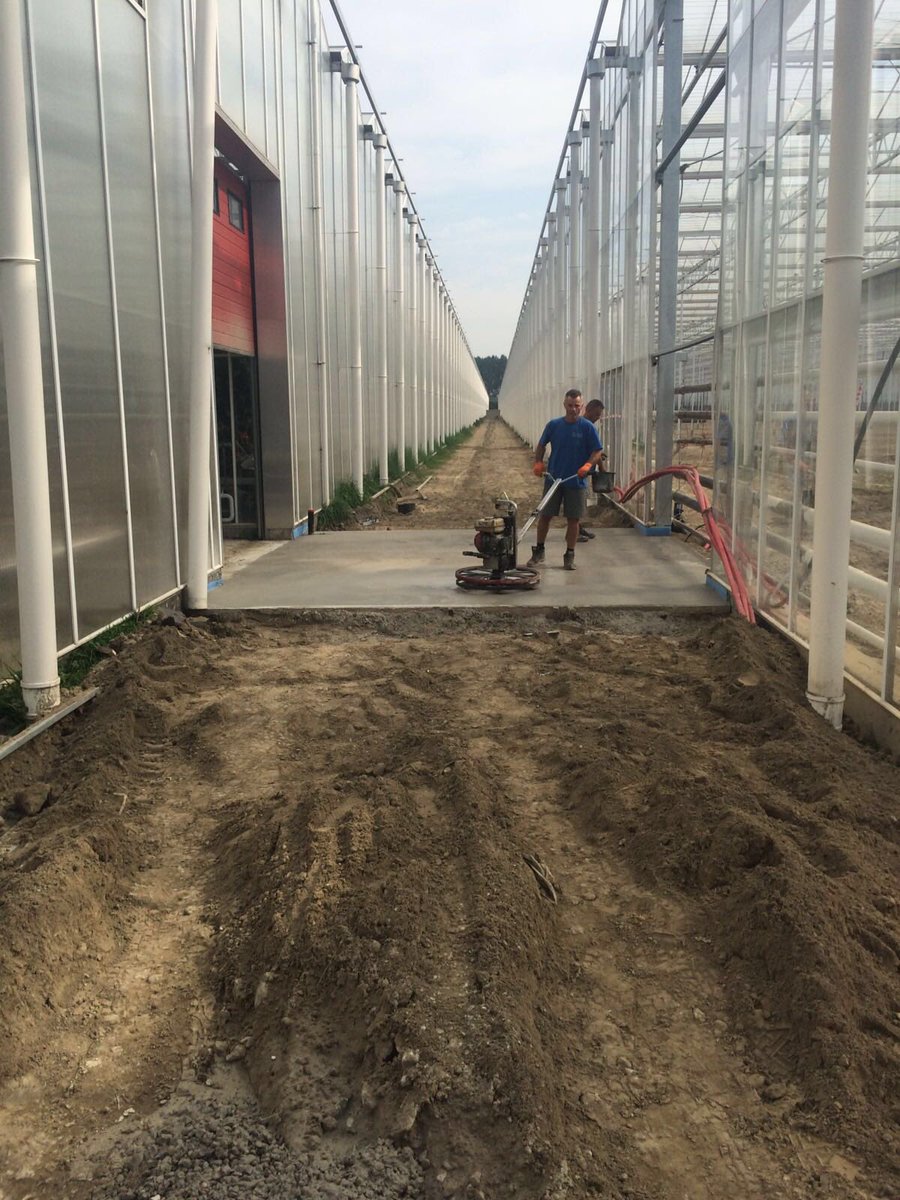 sublimato14's tweet photo. In #westdorpe wordt ondanks warmte hard doorgewerkt #Bom verwarming #BE De Lier waterelektra en #JacobsJansen beton😎 https://t.co/9DqRl3ml69