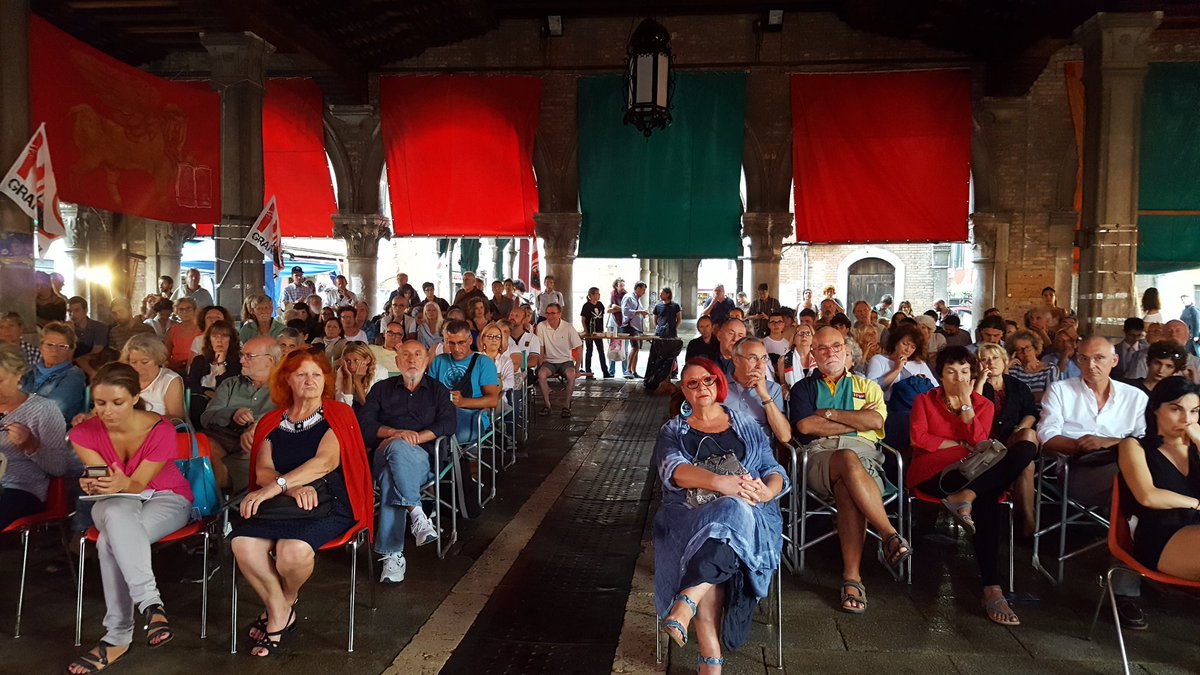 SaleDocks's tweet photo. #nonavi la gente in Pescheria non sta tutta nella nostra foto. @LuigiBrugnaro arrenditi sei circondato da Venezia https://t.co/KWvfBelMNU