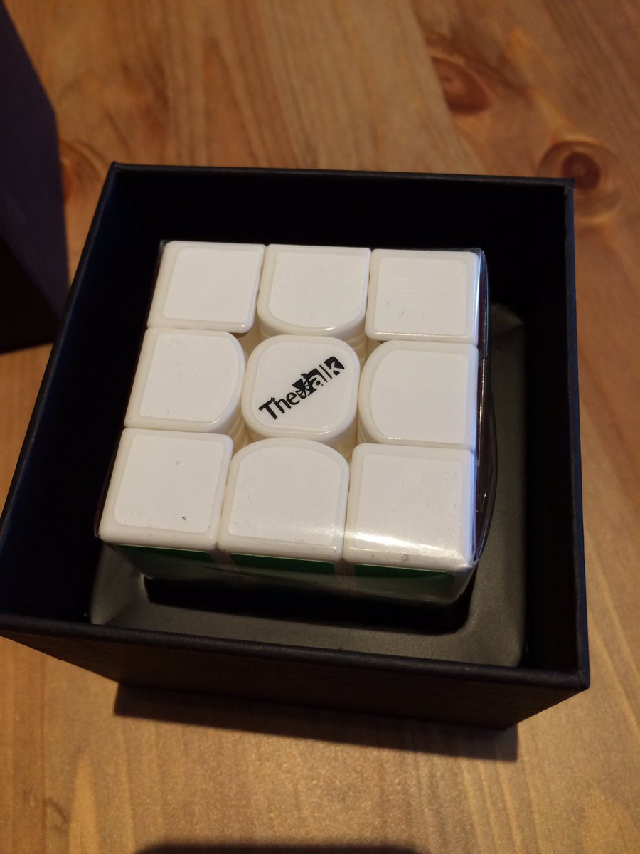 lordblendi's tweet photo. And thos baby arrived in the mail today!#TheValk #RubiksCube https://t.co/TbtAiAob3R