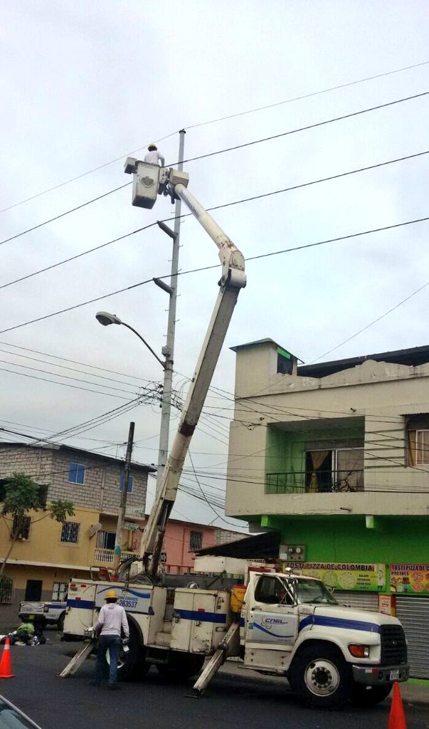 .<a href="/CNEL_EP/">CNEL EP</a> #UnGuayaquil Instalamos crucetas para alejar líneas de 69 kV en calle 29 entre Gómez Rendón y Maldonado