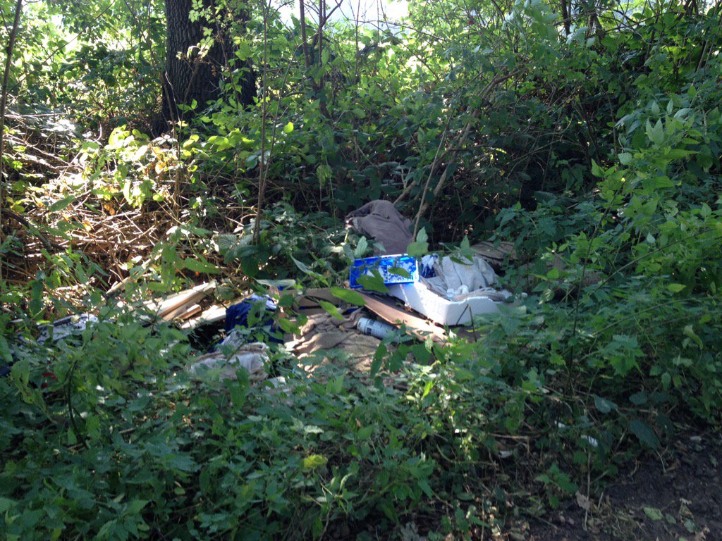 Wil de idioot die dit verfafval gedumpt heeft op landgoed <a href="/GrooteScheere/">De Groote Scheere</a> zich aub melden bij ons of een psychiater?😡