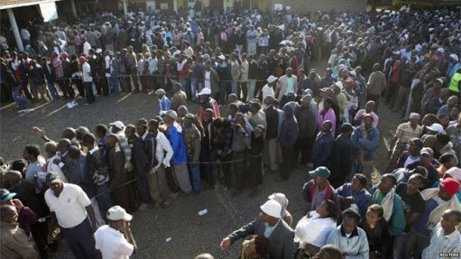 Simdimba's tweet photo. Kenyans lined up to give hand written notes to @iGitz_ so he can tweet.
#KenyaVsSouthAfrica https://t.co/e3L4XZsrgx