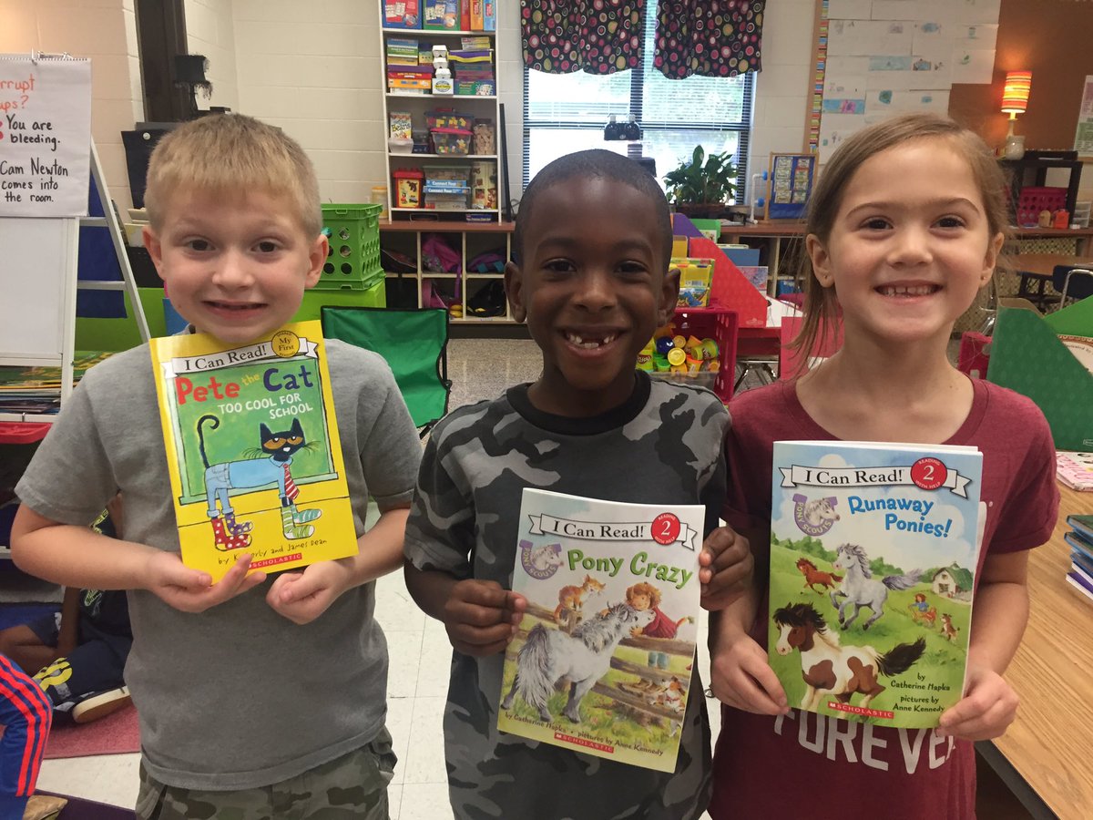 Kris10Tate's tweet photo. 1st graders got new books for filling their reading logs! 20 hrs btw the 3 of them # ournewnormal  #LFES https://t.co/J1dPMaf9gc