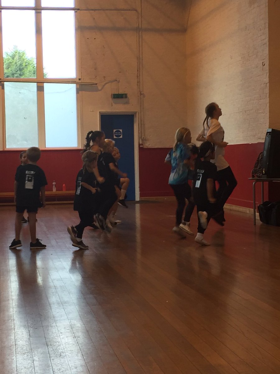 Maisiemouse09's tweet photo. #Teaching #warmingup #streetdance #ministreet https://t.co/zsWde4JTGA