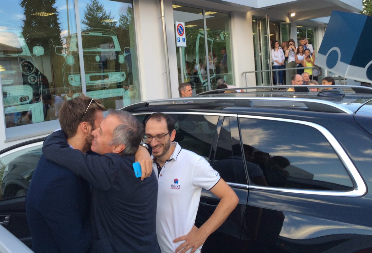 CarServer's tweet photo. @greg_palt al nostro store! E non siamo sicuri che i fan lo lascino andare... https://t.co/JeD3Ypk3Ag