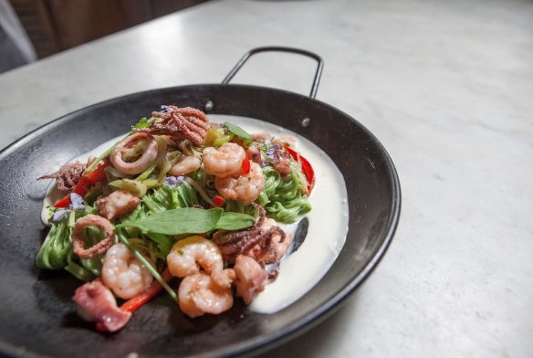 Siempre cocinamos con esmero para ofrecerles lo mejor. Gastronomía cuidada y preparada con pasión.