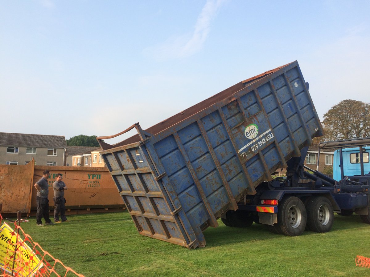 Stefanie_How's tweet photo. Great afternoon in Chard, chatting with @yarlingtonhg residents & helping to clear out unwanted items! #SoLongSkip https://t.co/2JN6y1pTet