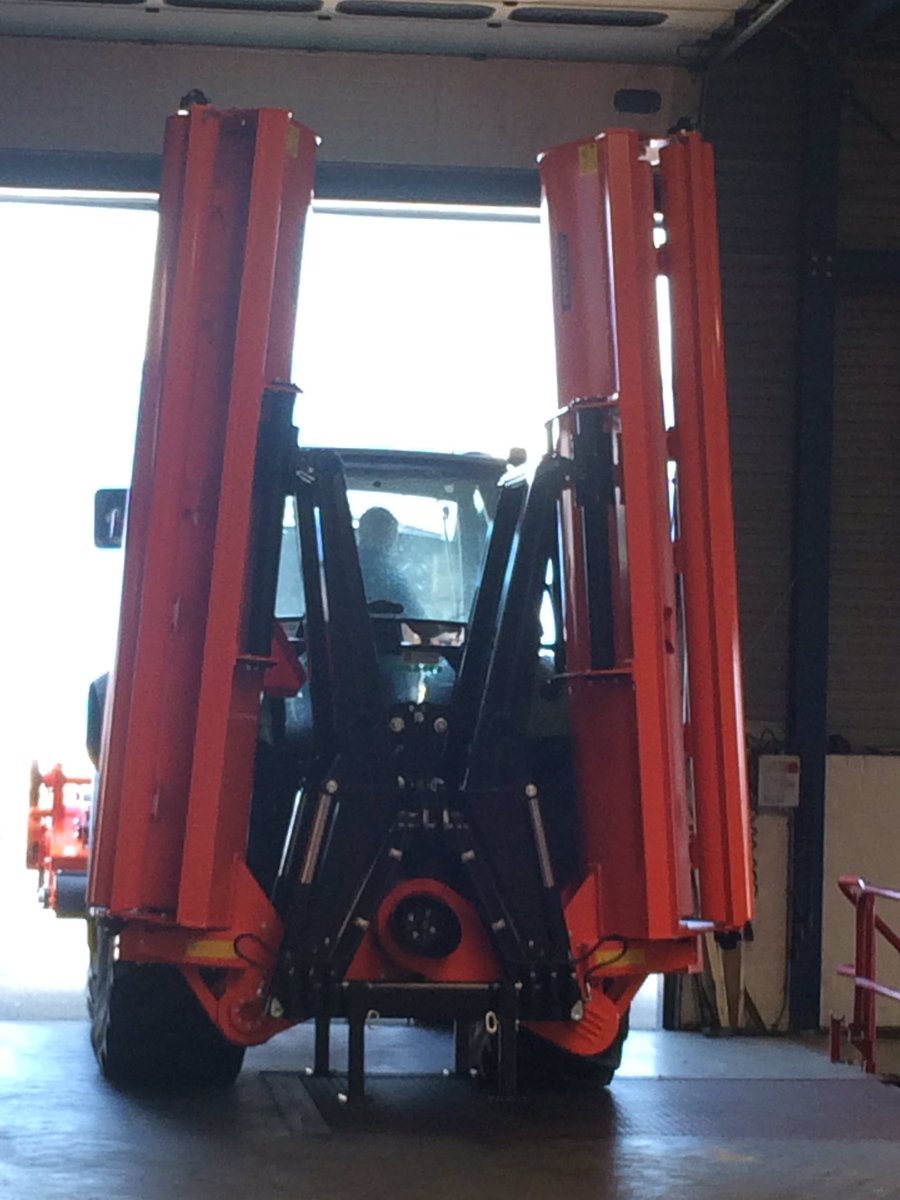 huubvanoorschot's tweet photo. Met @vnoncwmidden op bezoek bij #vanWamel BV in #Beneden-Leeuwen Kwaliteit spat van deze machines af https://t.co/0tgiYhLP8A