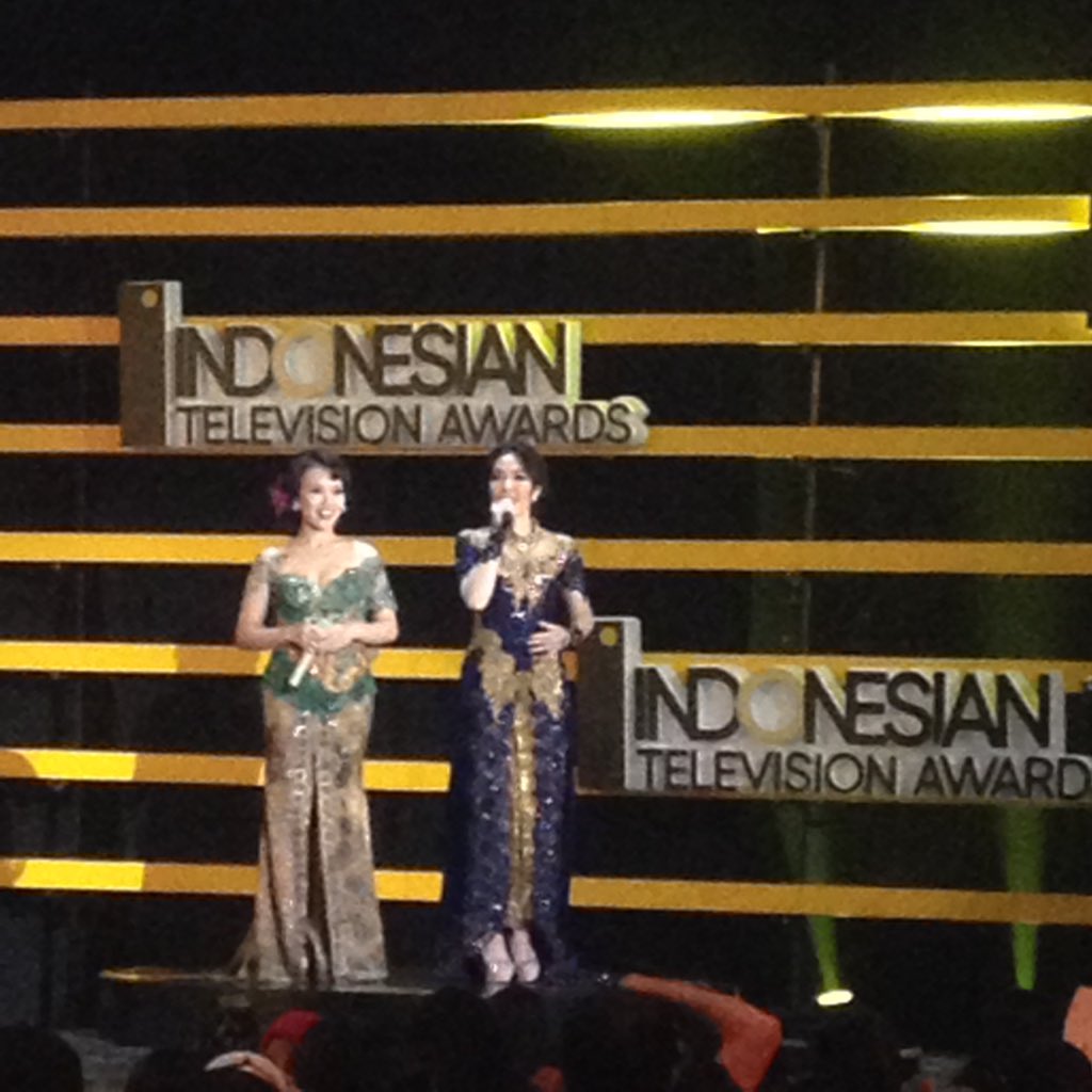 ITAwards_ID's tweet photo. Giselle &amp; Winda menyanyikan Ost. Descendants of the Sun dgn disindenkan #IndonesianTelevisionAwards https://t.co/14YbtVjNBp