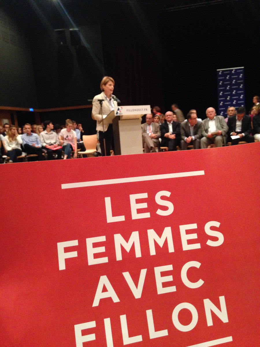 Femmes22_Fillon's tweet photo. Isabelle @lecallennec à Pacé. Lors de la réunion publique de @FrancoisFillon à Pacé le 15/09 https://t.co/FaO4x1dQIS