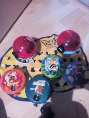 latulox's tweet photo. @DavidLPokemon Salut j'ai 26 billes dans 2 lanceurs et 4 boites à vendre ou à échanger es-tu intéressé ? https://t.co/4IhSpZOlpN