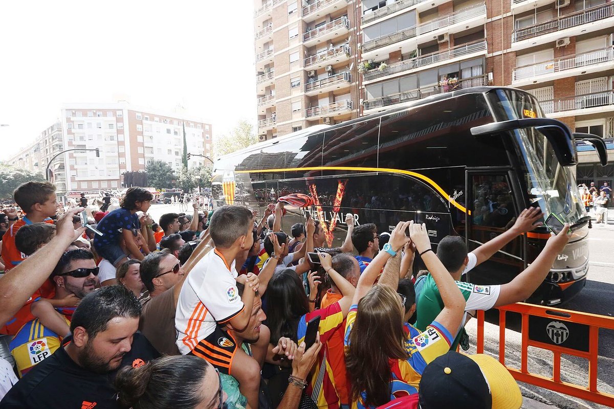 FKDTV12's tweet photo. VCF Players have just arrived at Mestalla ahead Tonight's big match versus SSC Napoli!
Are you ready? #UCL #VCFNAP https://t.co/qpNcdVHCxv