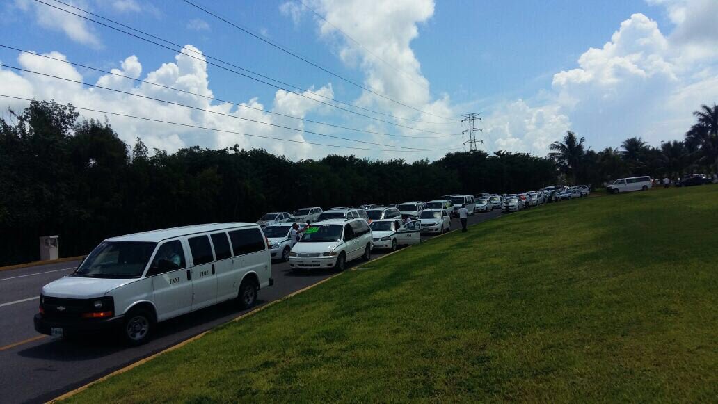 yeceniagot's tweet photo. Y mientras tanto los taxistas... Se adueñan de la zona hotelera https://t.co/S2uQfLM1fx