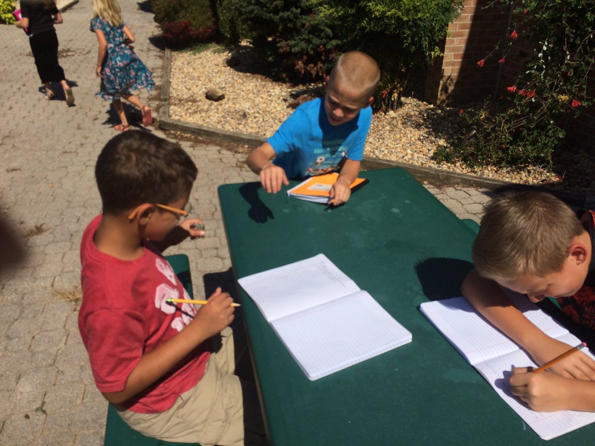 3rd graders observing plant and animal interactions in Fawn's courtyard. #sesdinquiry <a href="/fawnarea/">Fawn Area Elementary</a>