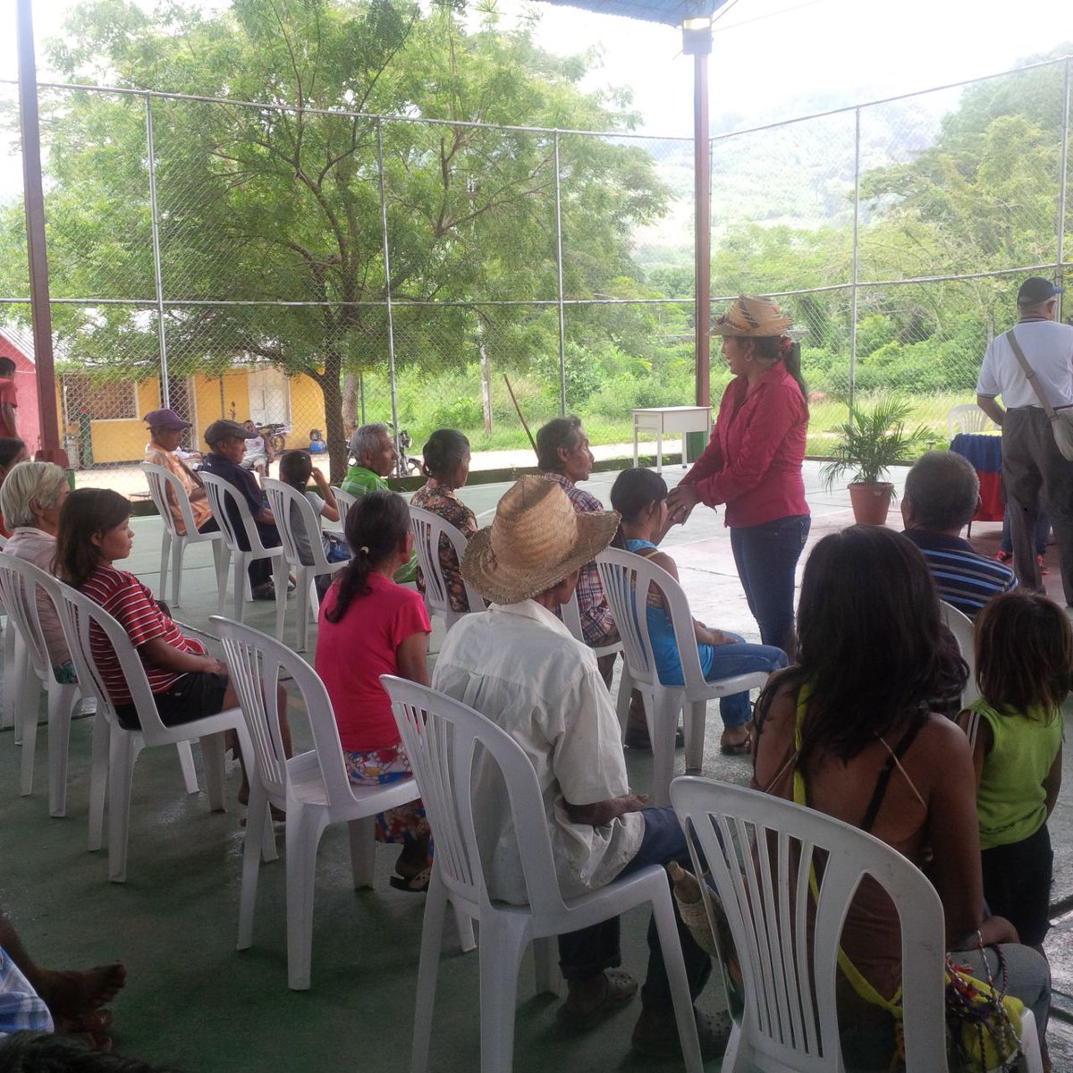 DSIntercultural's tweet photo. #AHORA En asamblea con la comunidad el Tokuko, en especial las personas con discapacidad #MPPS #PASDIS. Edo. Zulia. https://t.co/TTLn6yS8sh