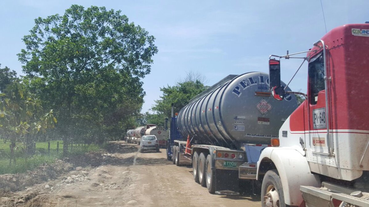 MIKOSAS2's tweet image. Debido a las fuertes lluvias del día de ayer se presentan represesamientos de vehículos de carga pesada. Vía Yopitos