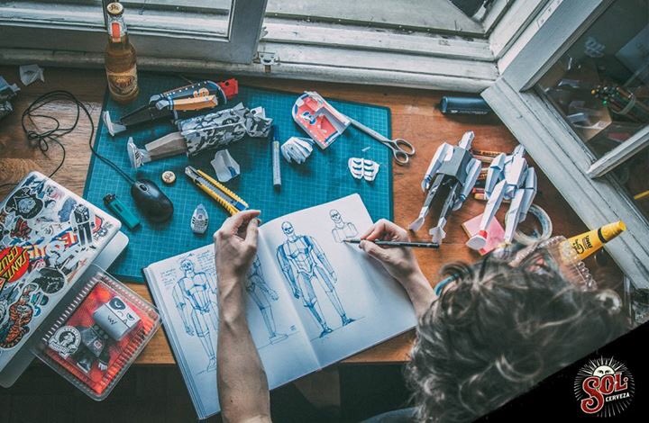 CervezaSol_CL's tweet photo. Angello creó @cubotoy el año 2007 y son los primeros juguetes de papel coleccionables nacidos en chile. https://t.co/1tG58yjYrz