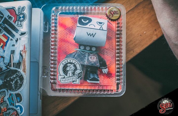 Angello creó <a href="/cubotoy/">I am CUBO</a> el año 2007 y son los primeros juguetes de papel coleccionables nacidos en chile.