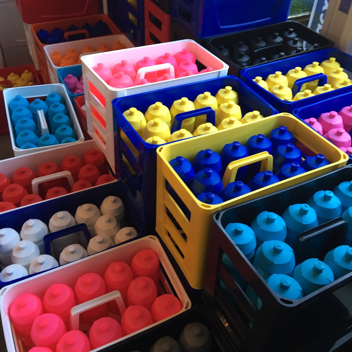 TeamKiste's tweet photo. Welche Trinkflasche - TeamKiste Farbe passt am besten zu deinem Team?
#M05 #UEL #HSV #S04 #B04CSKA #BVB #DFBPokal https://t.co/nJmQlfQskJ