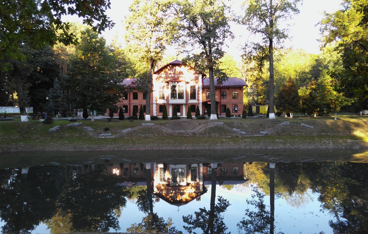 slowsquirrel's tweet photo. #fallreflection #gomeldistrict #paskevichhouse https://t.co/1LxPz1hARO