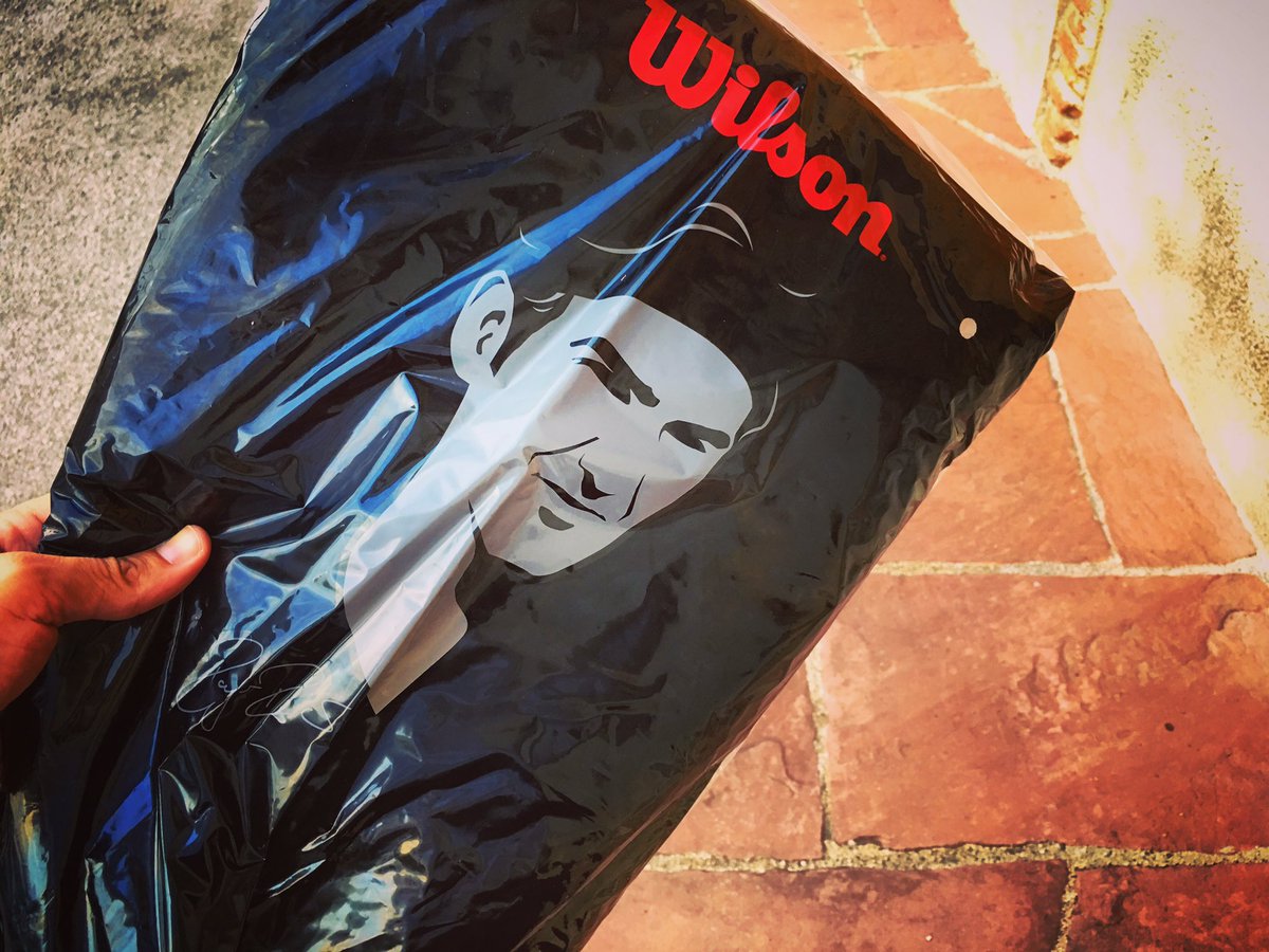 XaviGasso's tweet photo. Paquetes sorpresa...!!!!! Qué será será? 😉
Cada dia me gusta más esto de formar parte del #teamwilson! #fromfederer! https://t.co/OfP2UhvQtl