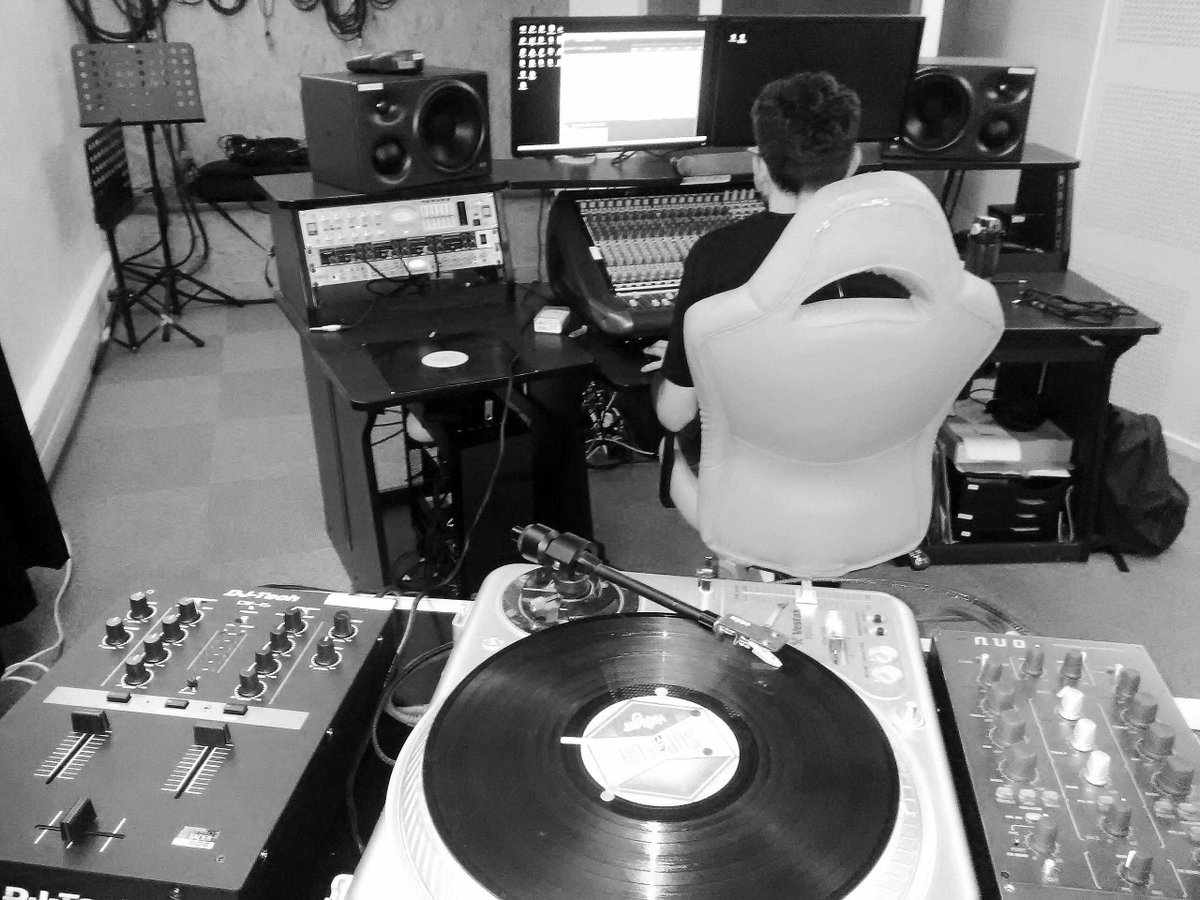 djbraskodareal's tweet photo. Des choses se préparent... #TisDasupaEmcee #studio #studiotime #cut #scratch #supafuh #djbrasko #collaboration https://t.co/JCYUzx84XM