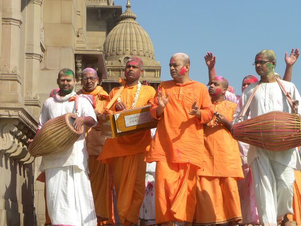 HinduJagoran's tweet photo. Burn All Kukarma (#Vikarma) Sins Chanting Mahamantra (Krishna Naam) https://t.co/zNIpZzmtoo @VedicVidyalaya #Kolkata https://t.co/pGB15GNAca