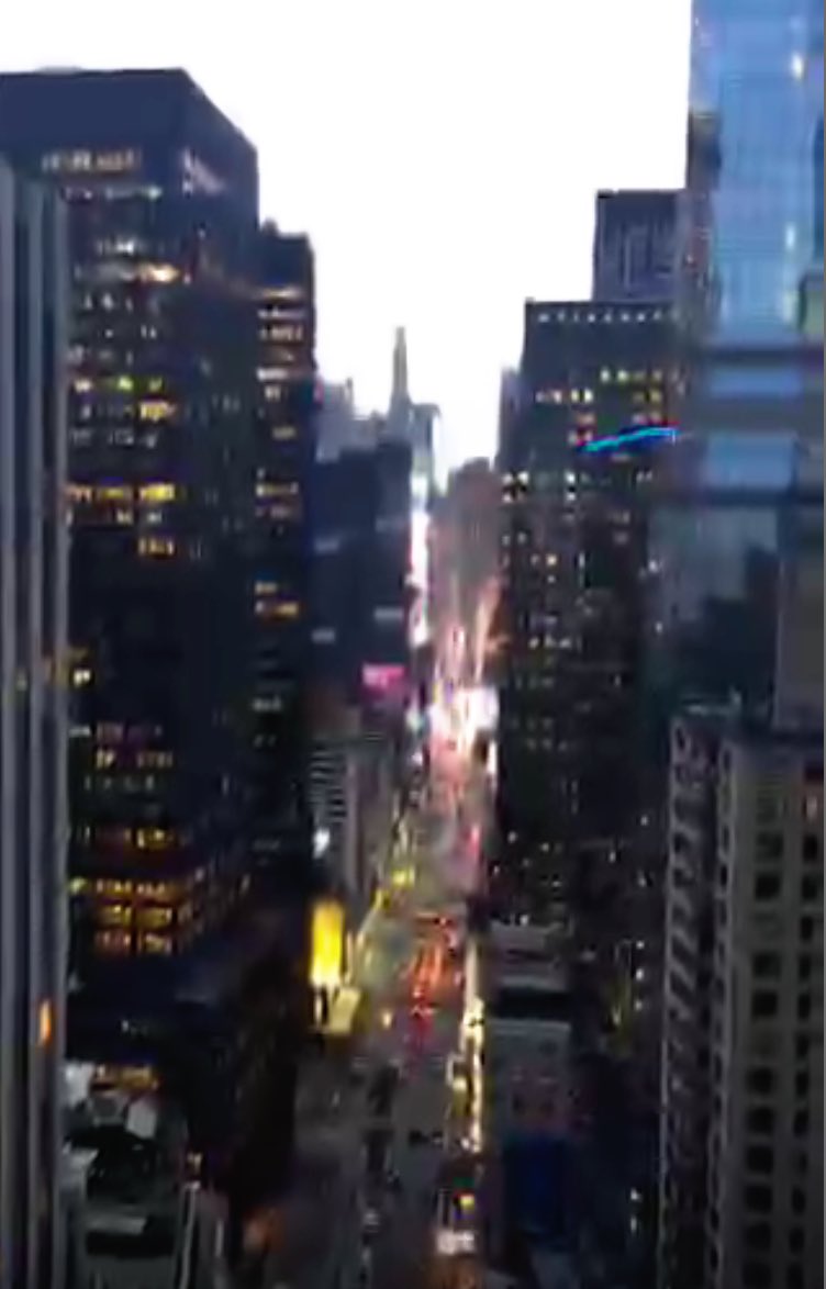 Arwens_Photos's tweet photo. @MaryNYC1 #Periscope #NYC #TimeWarnerBuilding #TimesSquare #CentralParkNYC https://t.co/qlCZavnHAg