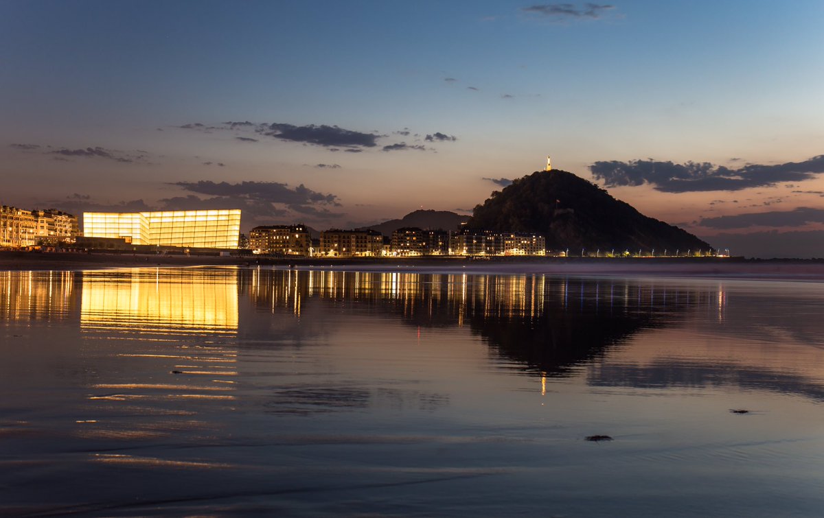 elastrostatico's tweet image. Reflejos del kursal y urgull en la zurriola