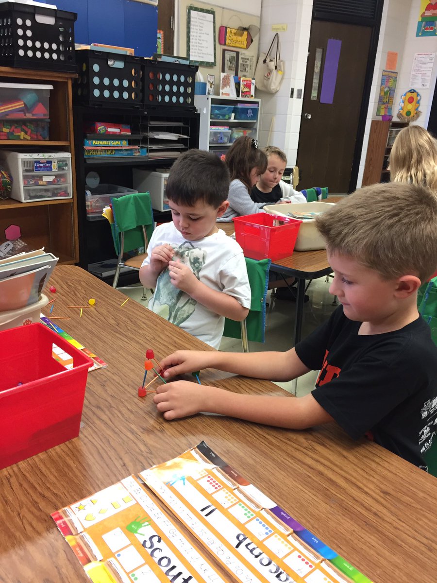 Nod_SunSCCSD's tweet photo. International Dot Day Challenge in Kindergarten #NodSun #STEM https://t.co/Zgi5XeOBPB