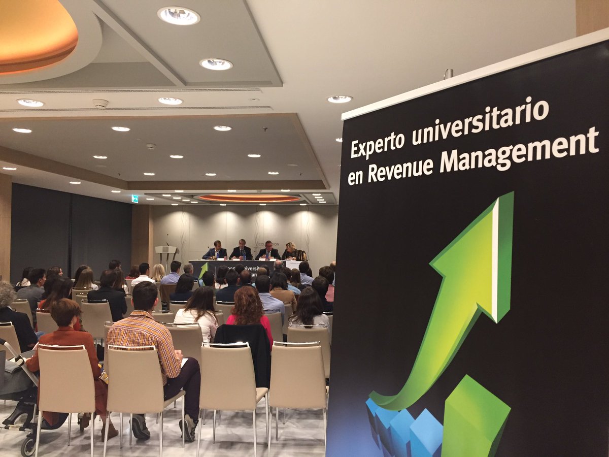 URJCturismo's tweet photo. Se gradúan los alumnos de la 7a edición del "Experto en #revenueManagement. Han venido sus familiares y un bebé 👶🏼 😍 https://t.co/r6YHFHJCXX