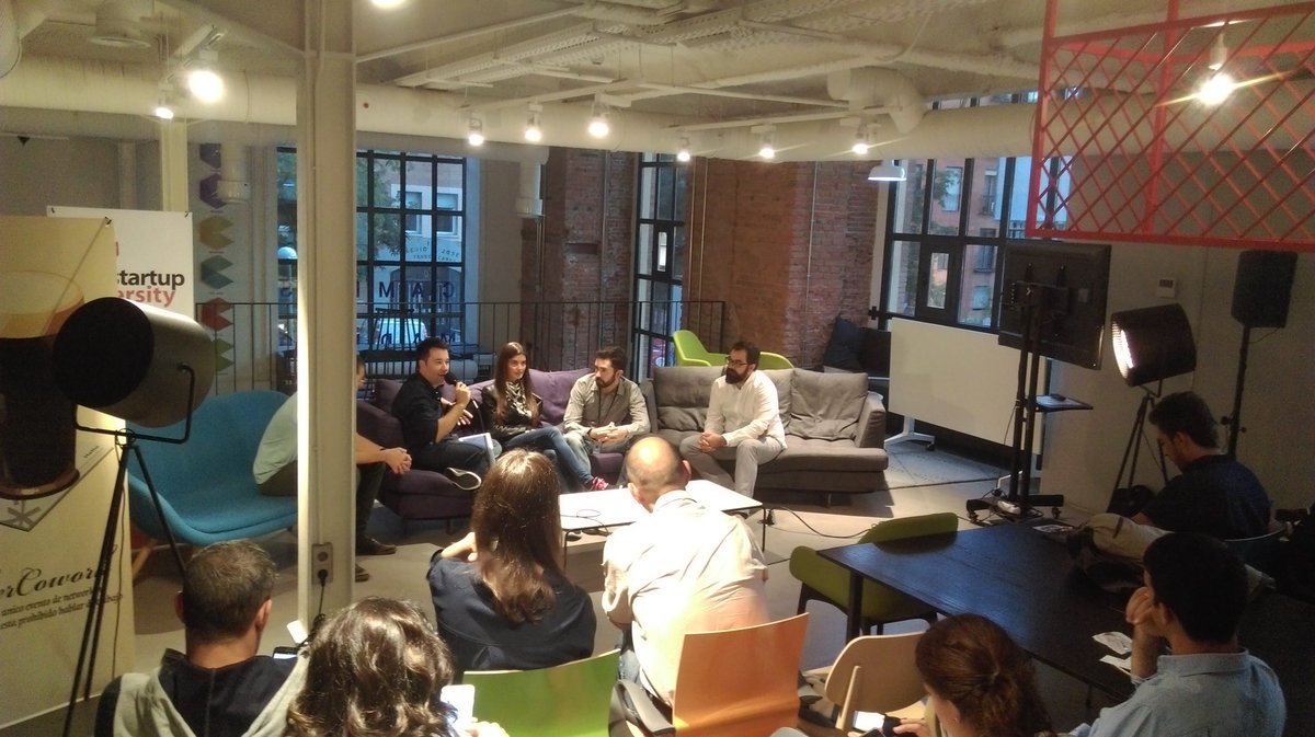 IXOTYPE's tweet photo. Junto al resto del equipazo de @startuniversity  #startupuniversity https://t.co/uVqP3XB9PR