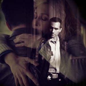 TWDalways89's tweet photo. Alex Romero doing whatever it took to protect her.. @CarbonellNestor https://t.co/0yOXneXahb