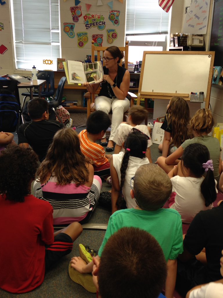 MissReed_Coates's tweet image. So happy to have our new reading teacher, Ms. Copeland, come in for a lesson! #thememorystring #writinglesson