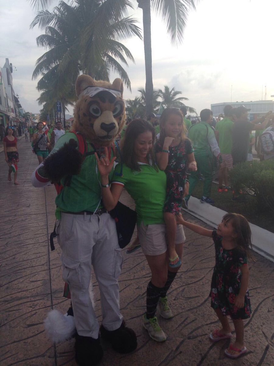 andermb's tweet photo. #WTSCozumel the unofficial mascot https://t.co/yu4rwGb9Pg