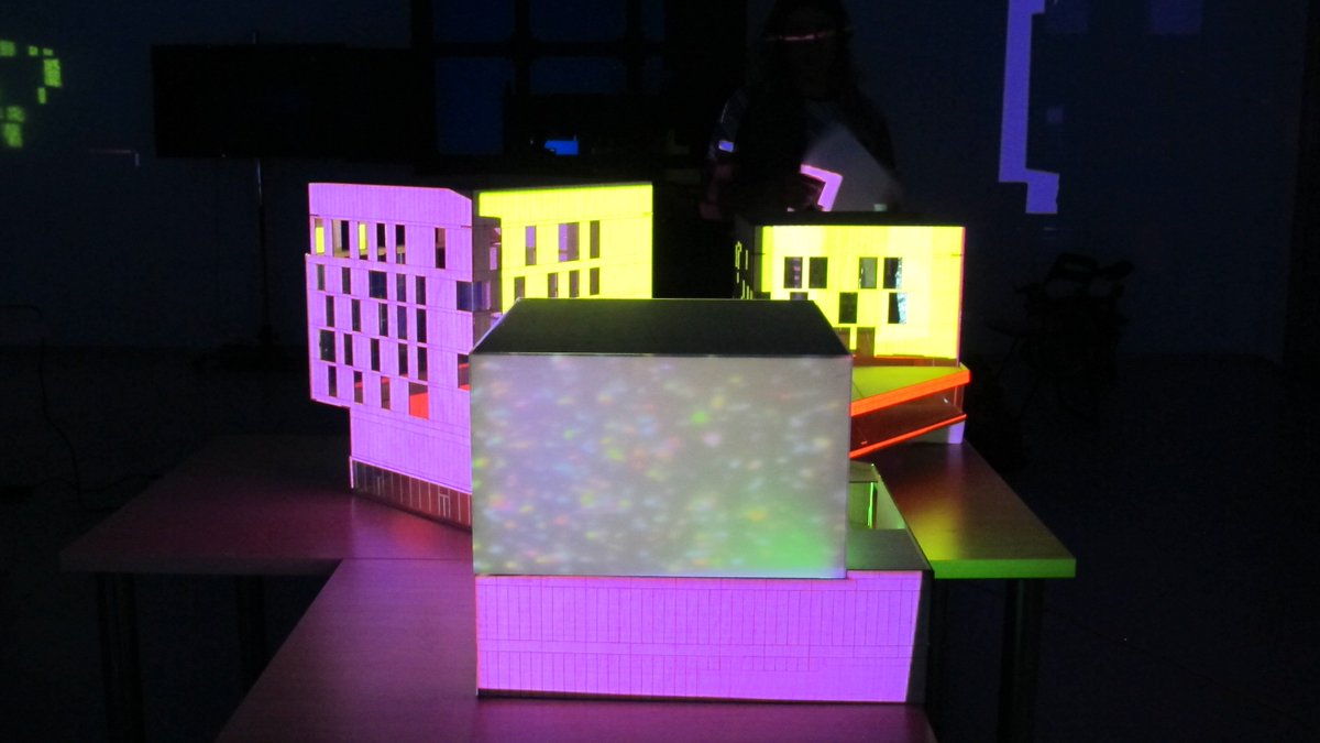 PaseoProject's tweet image. #PaseoProject16 En el taller Fachadas líquidas hemos iluminado @etopia_
