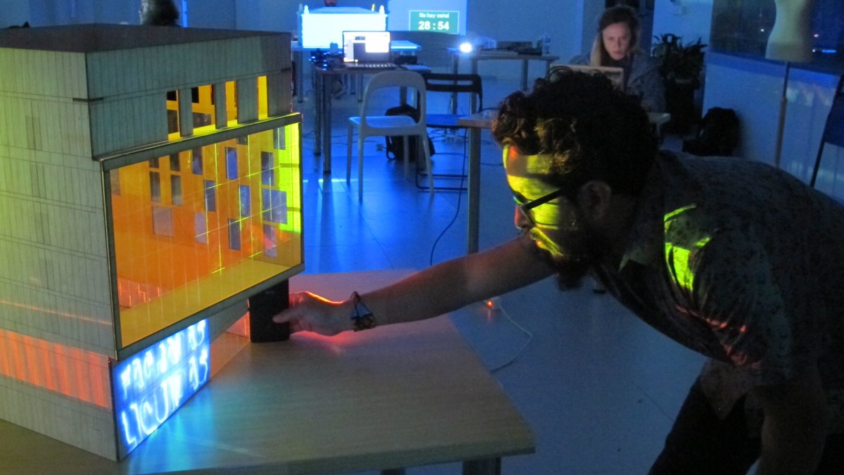 PaseoProject's tweet image. #PaseoProject16 taller Fachadas líquidas en @etopia_ #videomapping