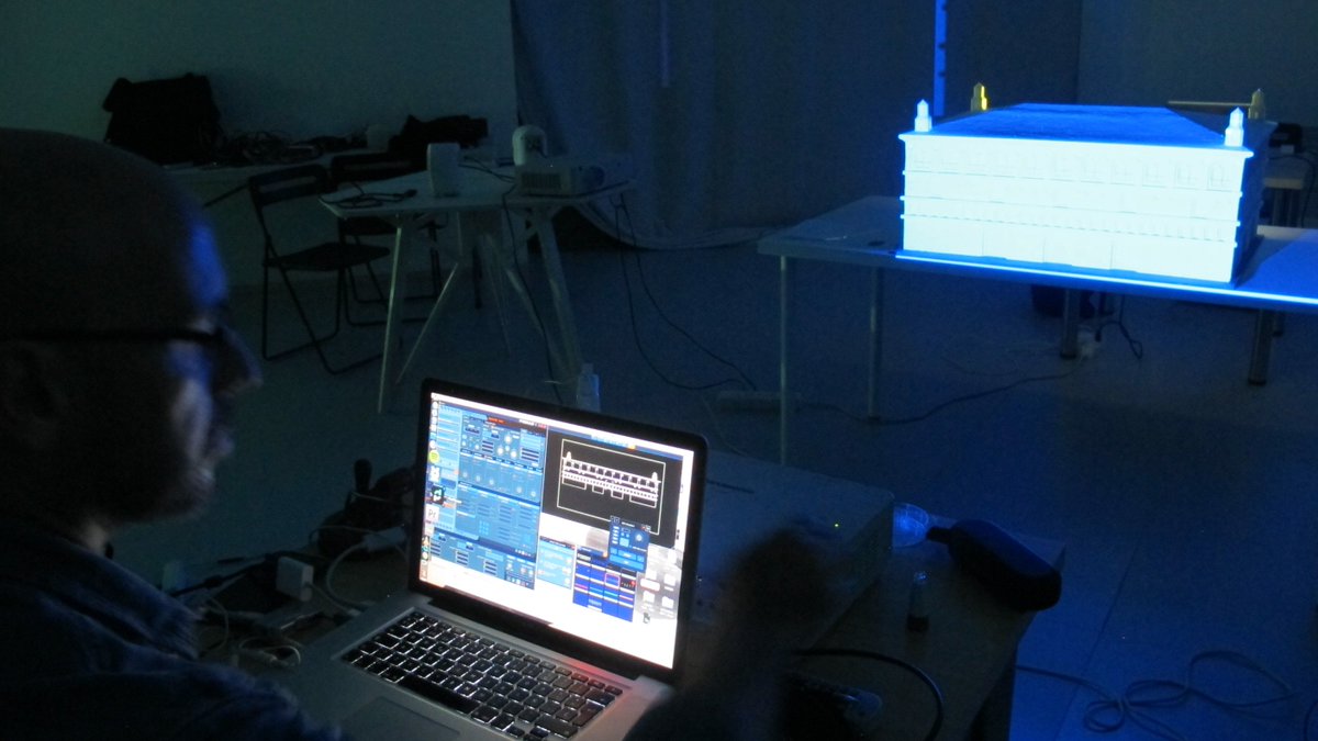 PaseoProject's tweet image. #PaseoProject16 taller Fachadas líquidas en @etopia_ #videomapping