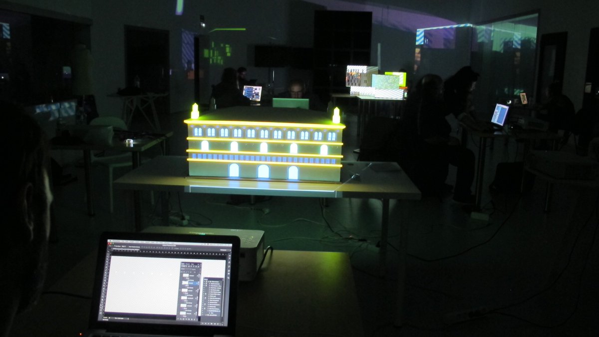 PaseoProject's tweet image. #PaseoProject16 taller Fachadas líquidas en @etopia_ #videomapping