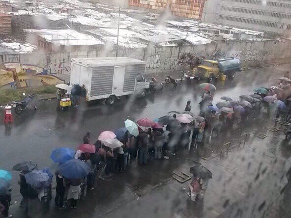 venezolanoenpie's tweet photo. Mientras en Margarita Maduro crítica al MUNDO por la desigualdad, en toda Venezuela vivimos la desigualdad y pobreza https://t.co/qVBeTSdt1o