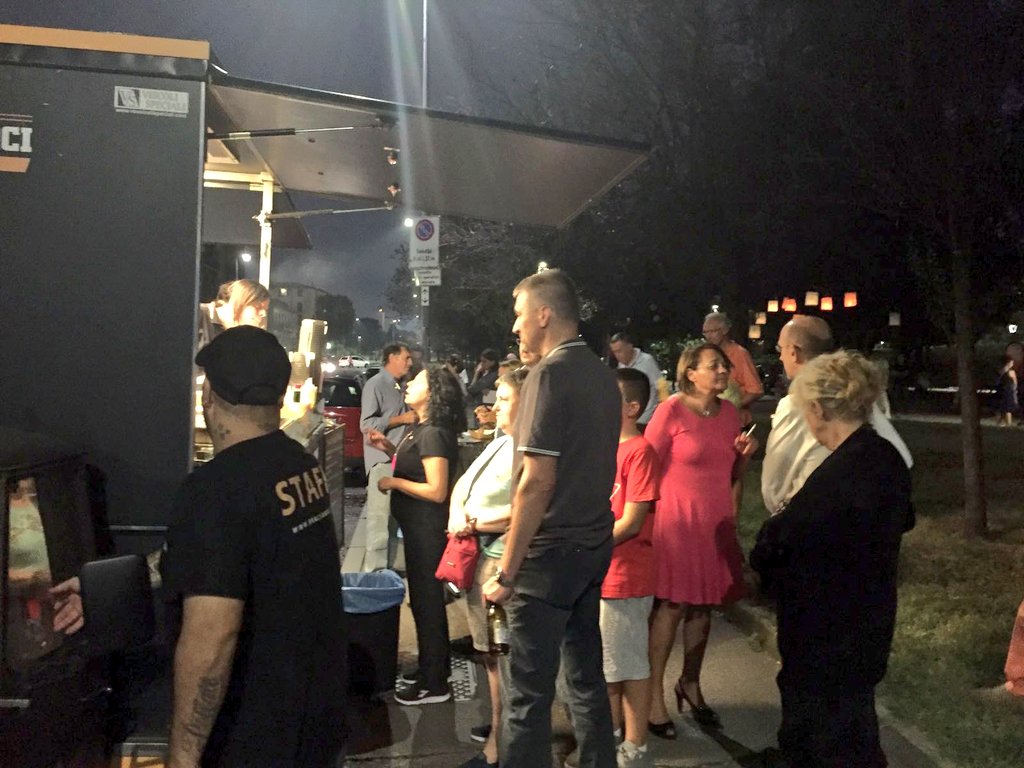 sdavite110's tweet photo. Ripulito il parchetto quartiere Rogoredo e reso più sicuro: festa spontanea dei cittadini per ringraziare @ComuneMI https://t.co/58rI0utIo0