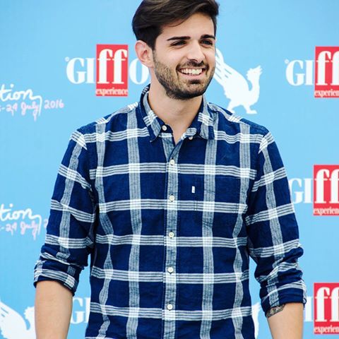 "Quel tuo sorriso che illumina anche se non lo sai"