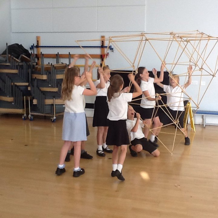 wclpsyear4's tweet image. The first team to join 4 large tetrahedron to make a huge tetrahedron. #stemdayfun