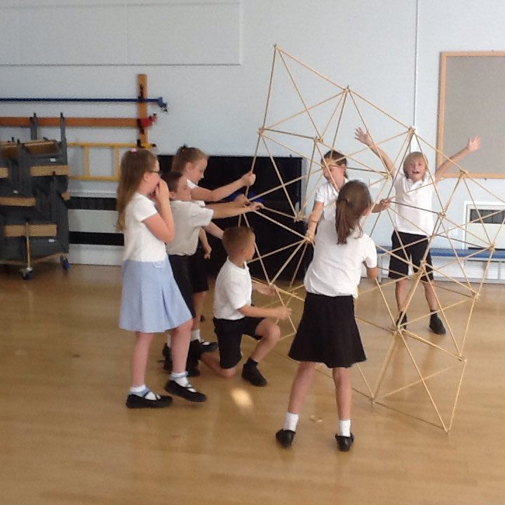 wclpsyear4's tweet image. The first team to join 4 large tetrahedron to make a huge tetrahedron. #stemdayfun