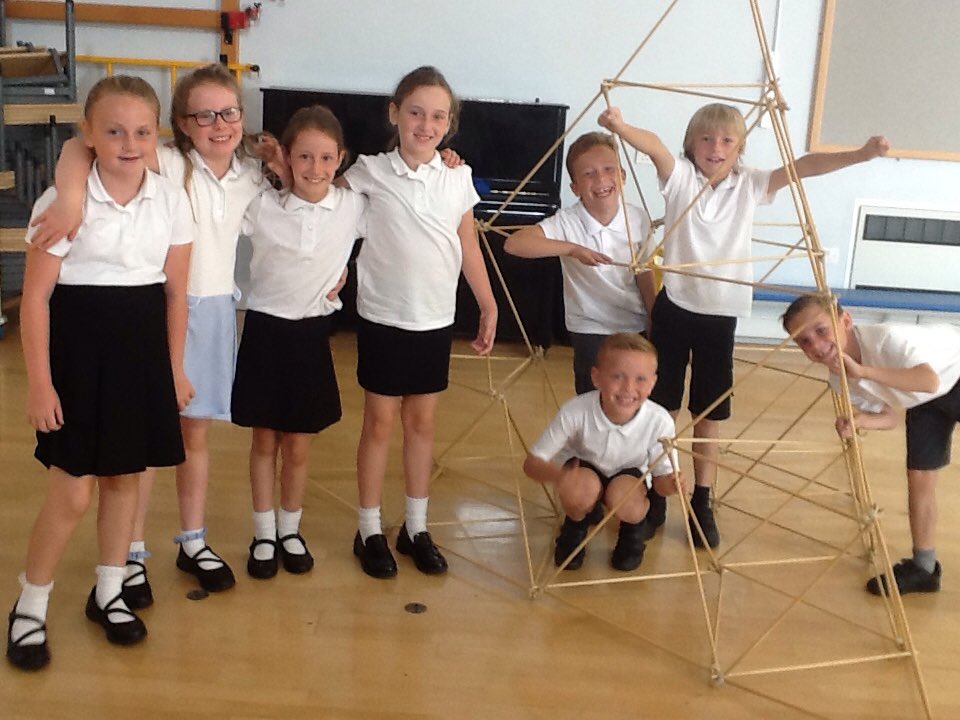 wclpsyear4's tweet image. The first team to join 4 large tetrahedron to make a huge tetrahedron. #stemdayfun