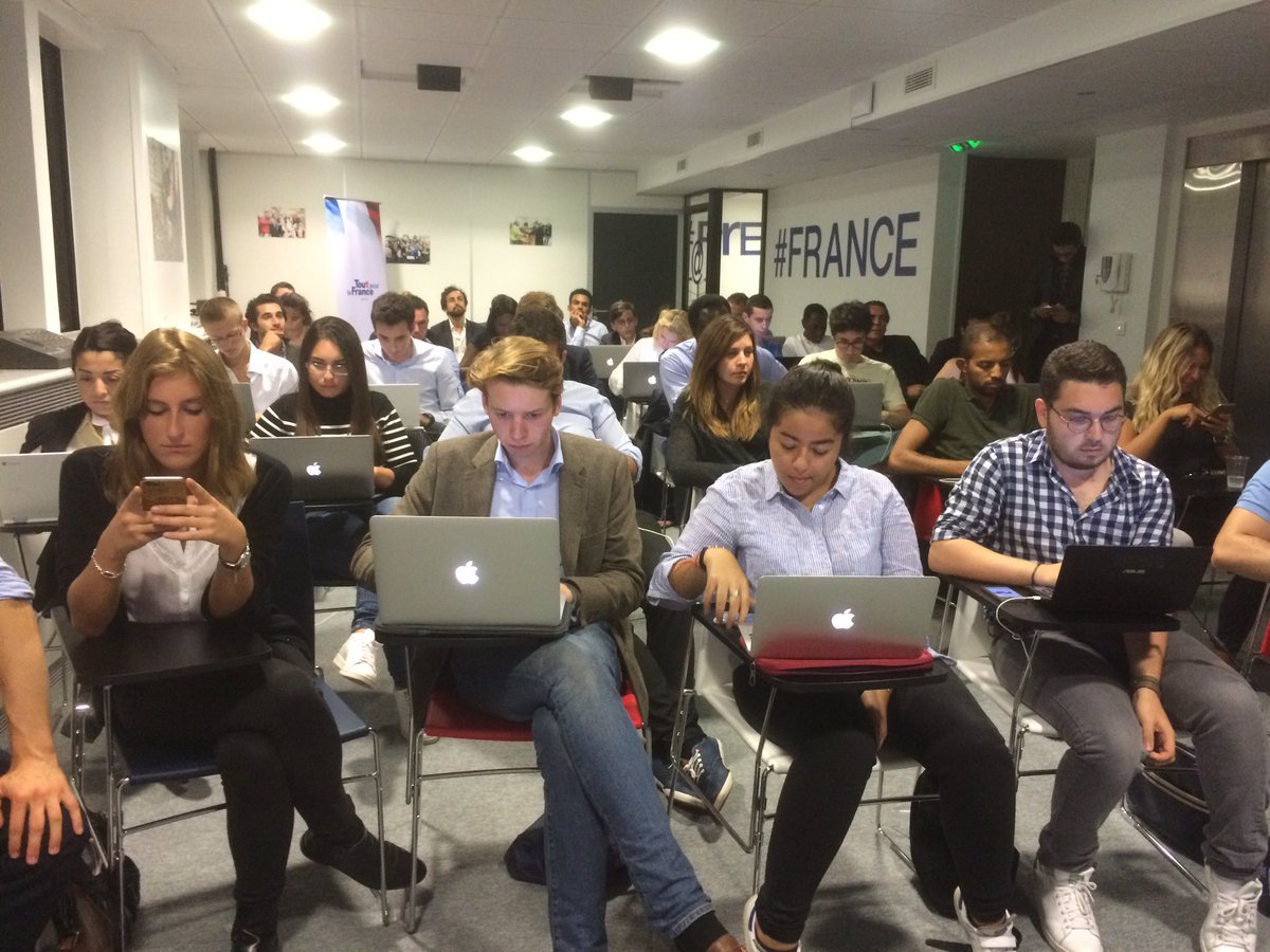 CHAlloncle's tweet photo. Une équipe @NSlesjeunes de choc au QG pour relayer les propositions de @NicolasSarkozy sur les réseaux sociaux! #LEP https://t.co/lJgVPMNjFI