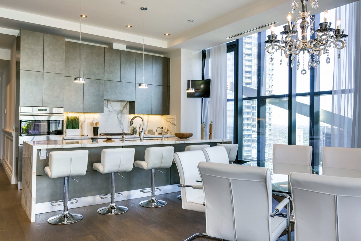 HarhayDev's tweet photo. #theatrepark PH living plus a sweet pool amenity overlooking King St. #harhaydevelopments #LuxuryRealEstate https://t.co/o0QSfZCA45