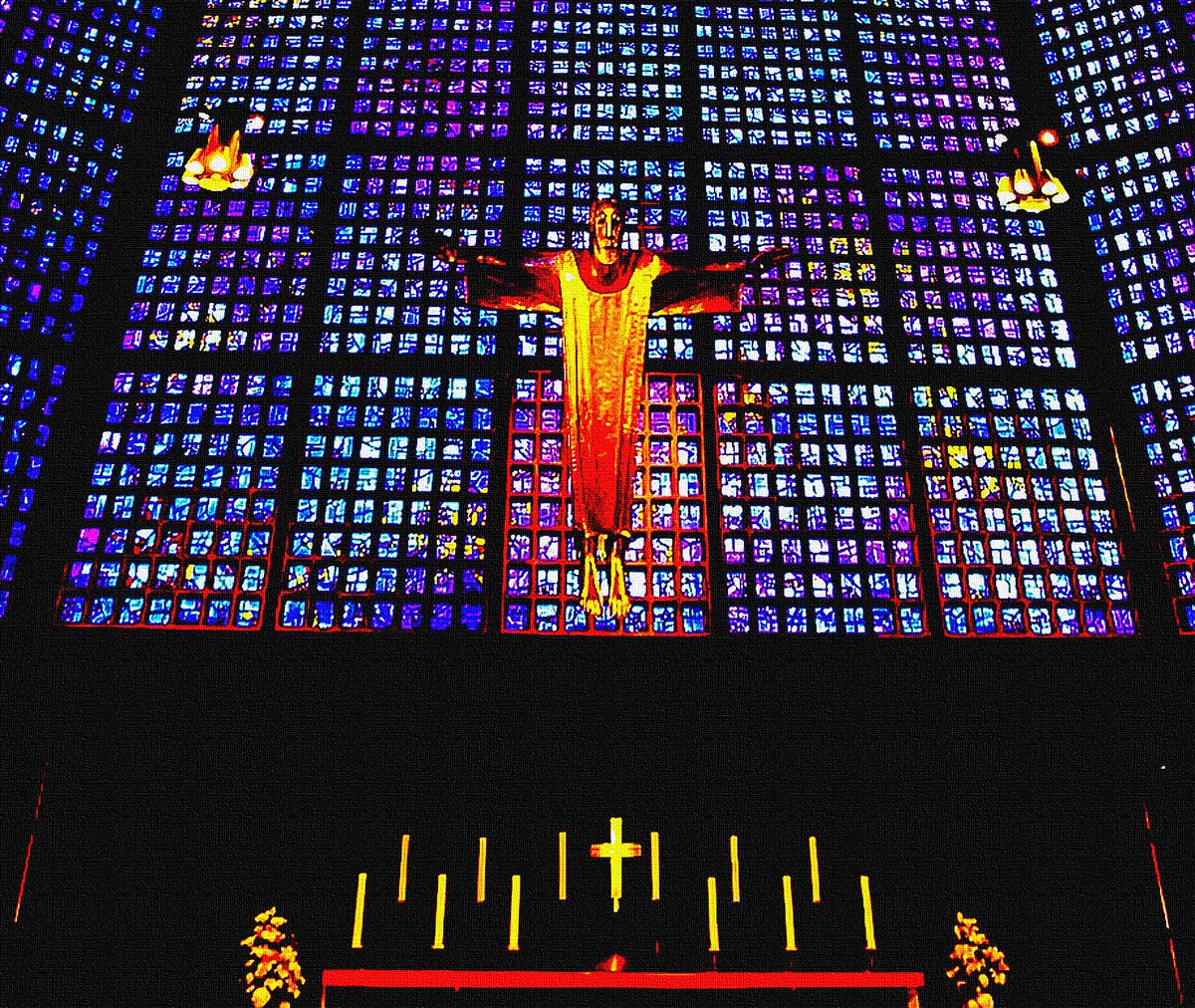quezon63's tweet photo. #Berlin Eine Fotografik aus dem Innenraum der #KaiserWilhemGedächtniskirche https://t.co/ejDJED7eGD