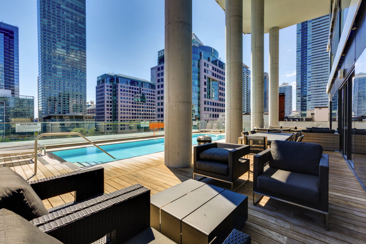 HarhayDev's tweet photo. #theatrepark PH living plus a sweet pool amenity overlooking King St. #harhaydevelopments #LuxuryRealEstate https://t.co/o0QSfZCA45